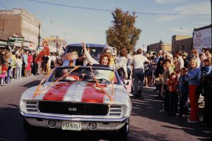 Judy Baar Topinka in car at parade